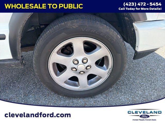 Photo of 2004 White Land Rover Discovery