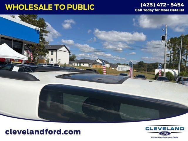 Photo of 2004 White Land Rover Discovery