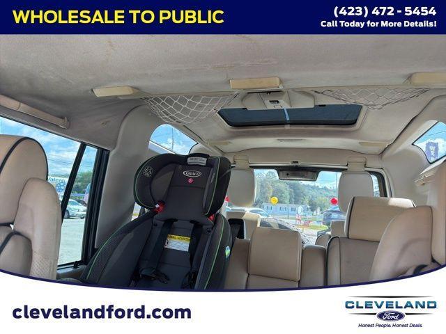 Photo of 2004 White Land Rover Discovery