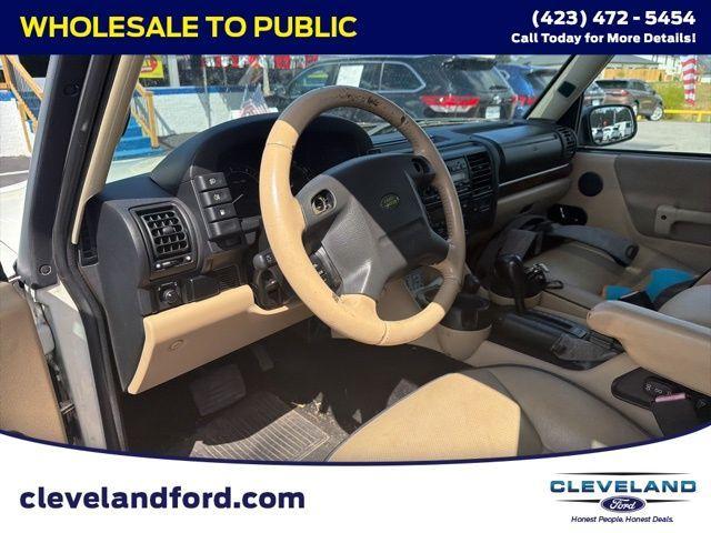 Photo of 2004 White Land Rover Discovery