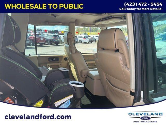 Photo of 2004 White Land Rover Discovery
