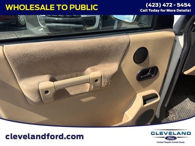 Photo of 2004 White Land Rover Discovery