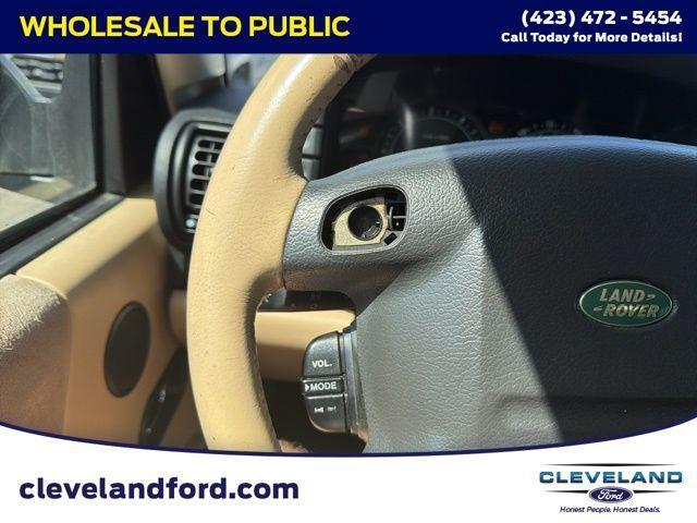 Photo of 2004 White Land Rover Discovery
