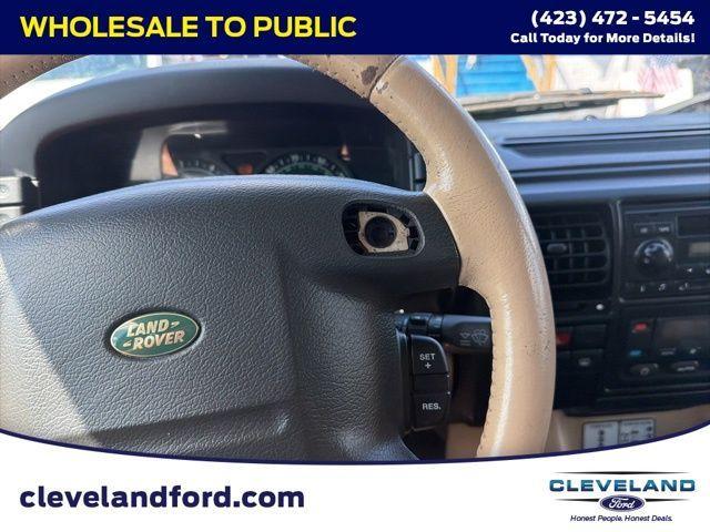 Photo of 2004 White Land Rover Discovery