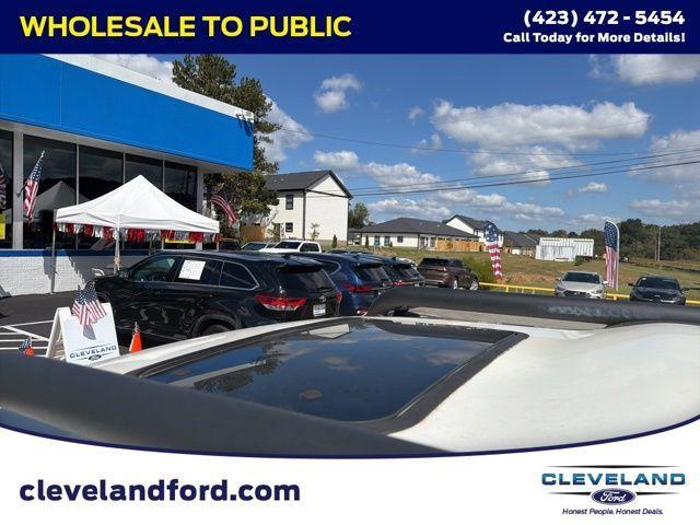 Photo of 2004 White Land Rover Discovery