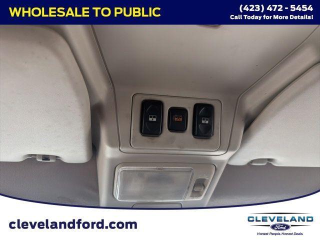 Photo of 2004 White Land Rover Discovery