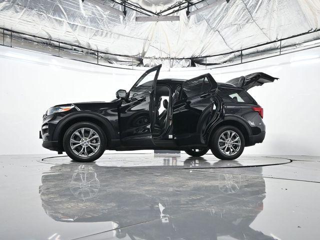 Photo of 2022 Black Metallic Ford Explorer