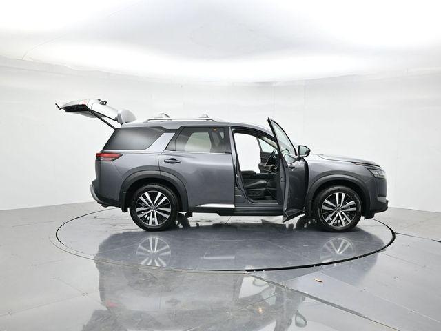 Photo of 2024 Gun Metallic Nissan Pathfinder