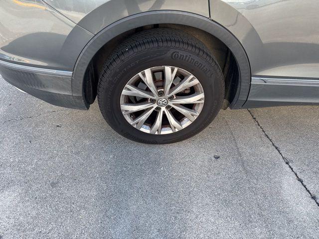 Photo of 2018 Platinum Gray Metallic Volkswagen Tiguan