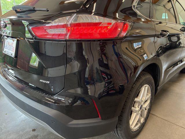 Photo of 2022 Agate Black Metallic Ford Edge
