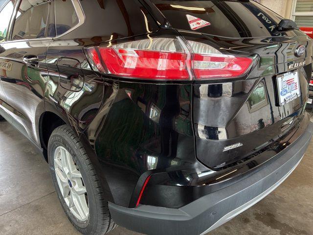 Photo of 2022 Agate Black Metallic Ford Edge