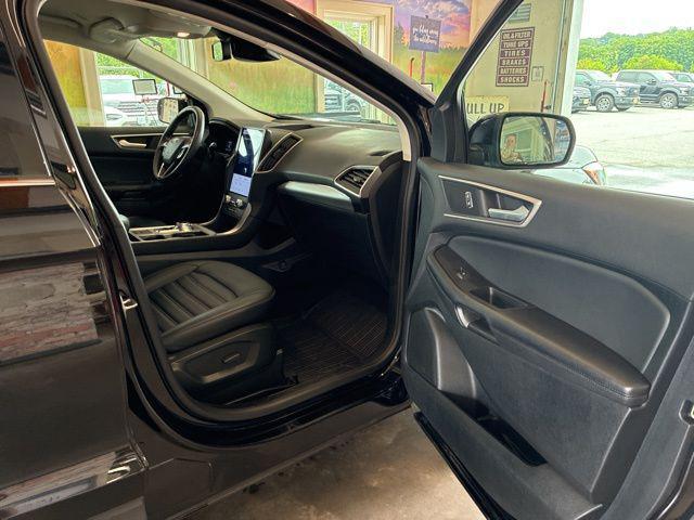 Photo of 2022 Agate Black Metallic Ford Edge