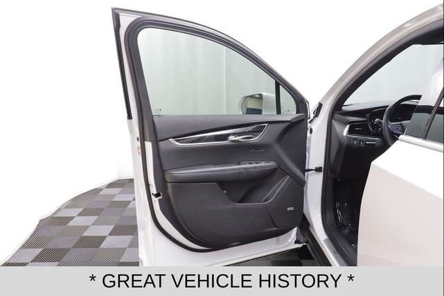 Photo of 2020 Crystal White Tricoat Cadillac XT6