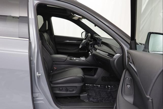 Photo of 2025 Harbor Gray/Obsidian Black INFINITI QX60