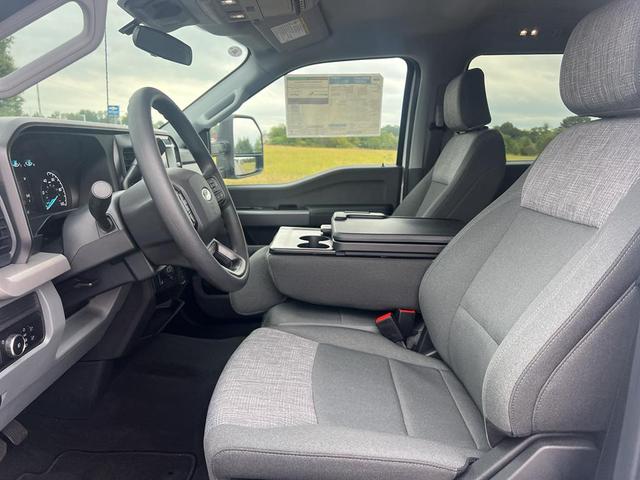 Photo of 2025 Oxford White Ford F-350