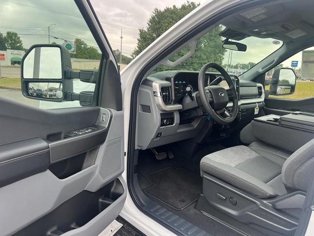Photo of 2025 Oxford White Ford F-350