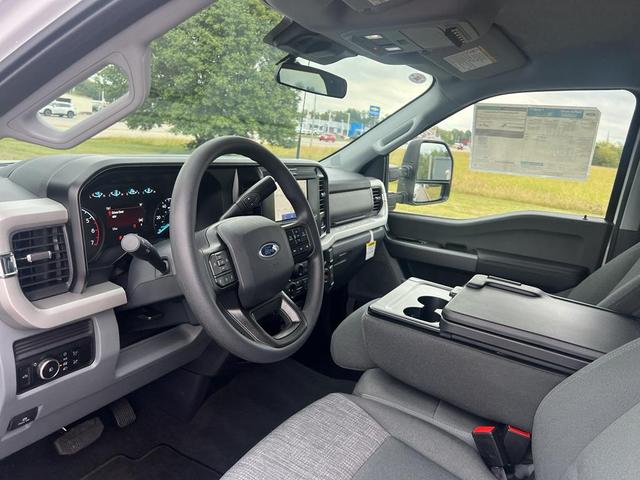 Photo of 2025 Oxford White Ford F-350