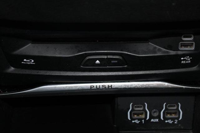 Photo of 2022 Granite Crystal Metallic Clearcoat Chrysler Pacifica