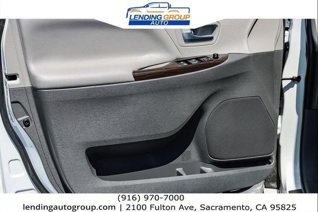 Photo of 2020 Blizzard Pearl Toyota Sienna