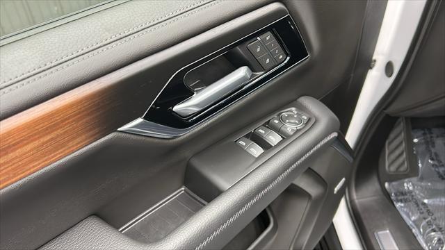 Photo of 2025 Summit White GMC Yukon XL