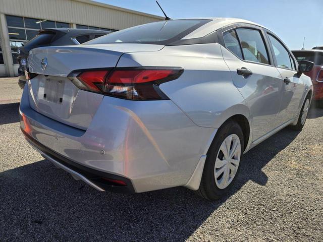 Photo of 2022 Brilliant Silver Metallic Nissan Versa