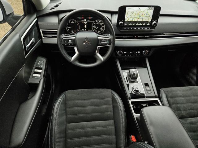 Photo of 2023 White Diamond Mitsubishi Outlander