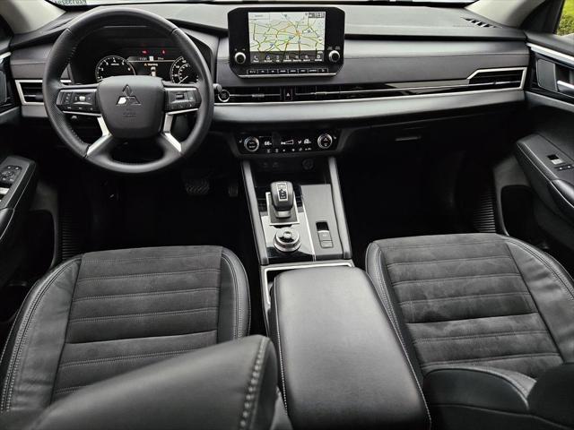 Photo of 2023 White Diamond Mitsubishi Outlander
