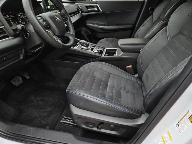 Photo of 2023 White Diamond Mitsubishi Outlander