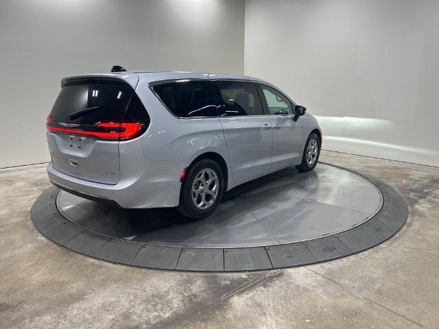 Photo of 2024 Silver Mist Clearcoat Chrysler Pacifica