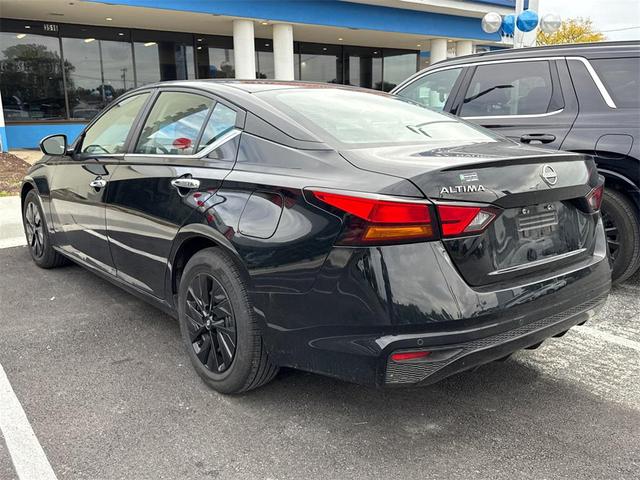 Photo of 2024 Super Black Clearcoat Nissan Altima