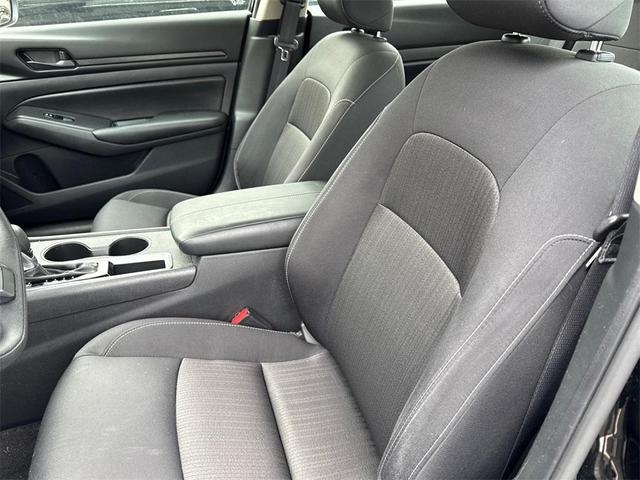 Photo of 2024 Super Black Clearcoat Nissan Altima