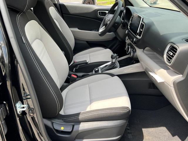 Photo of 2025 Onyx Black Hyundai VENUE