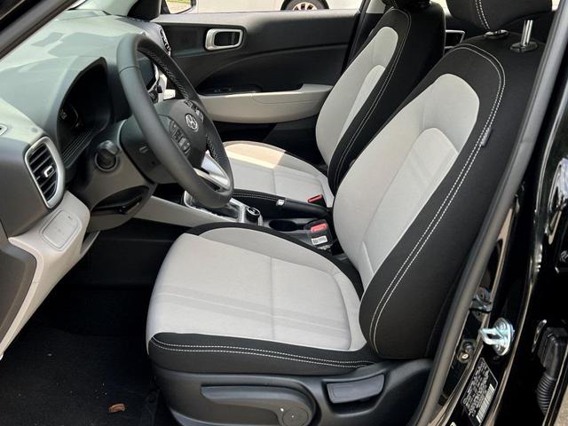 Photo of 2025 Onyx Black Hyundai VENUE