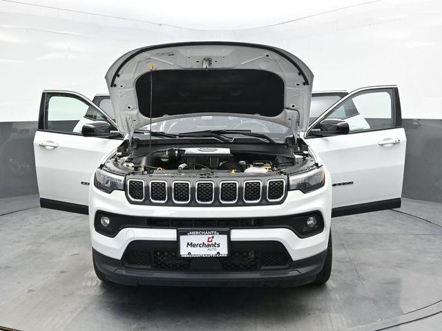 Photo of 2023 Bright White Clearcoat Jeep Compass