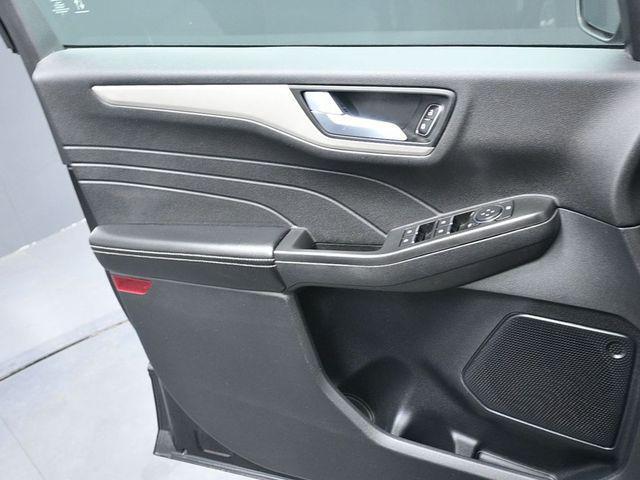 Photo of 2021 Black Metallic Ford Escape