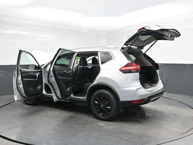 Photo of 2018 Brilliant Silver Nissan Rogue