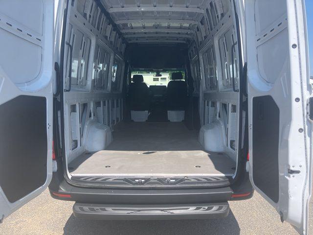 Photo of 2022 White Mercedes-Benz Sprinter 2500