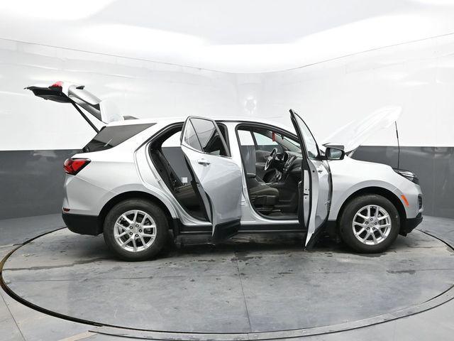 Photo of 2022 Silver Ice Metallic Chevrolet Equinox