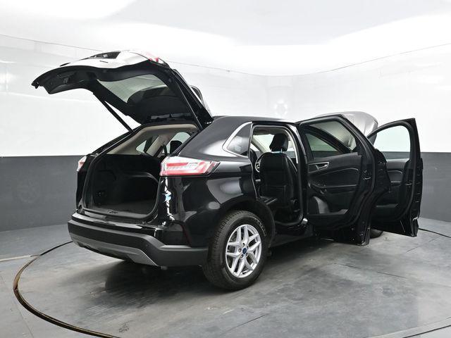 Photo of 2022 Agate Black Metallic Ford Edge