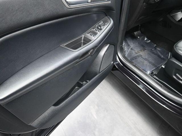 Photo of 2022 Agate Black Metallic Ford Edge