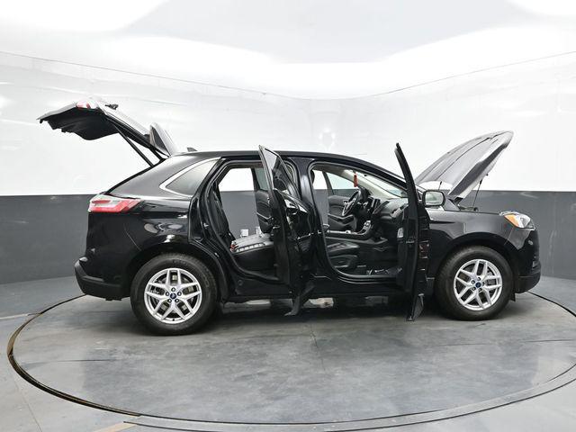 Photo of 2022 Agate Black Metallic Ford Edge