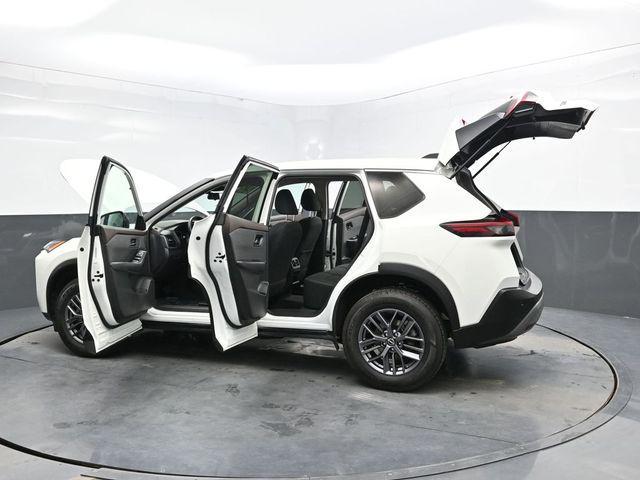 Photo of 2023 Glacier White Nissan Rogue