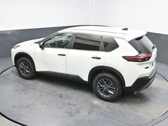 Photo of 2023 Glacier White Nissan Rogue