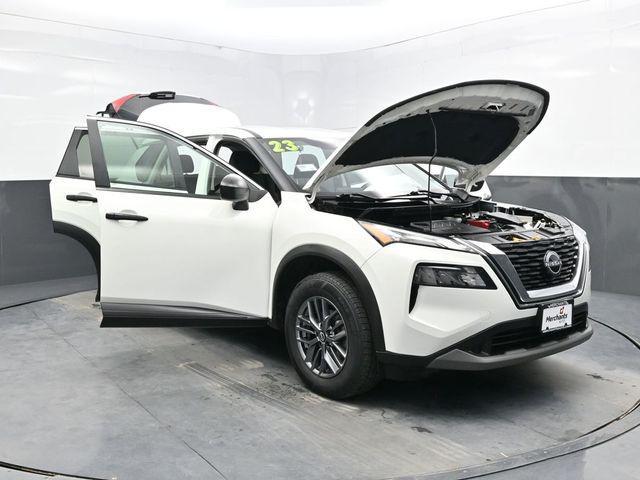 Photo of 2023 Glacier White Nissan Rogue