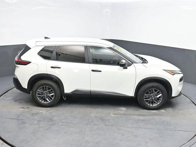 Photo of 2023 Glacier White Nissan Rogue