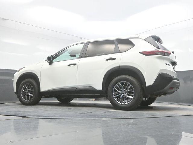Photo of 2023 Glacier White Nissan Rogue