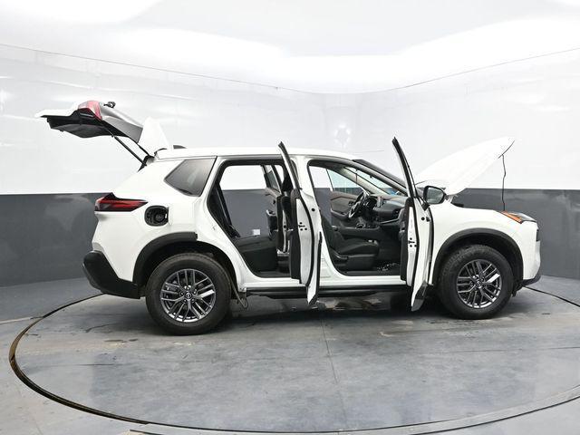 Photo of 2023 Glacier White Nissan Rogue