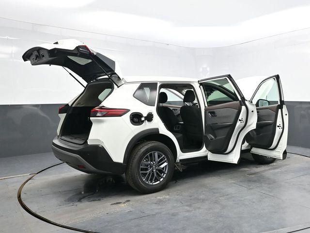 Photo of 2023 Glacier White Nissan Rogue