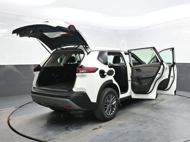 Photo of 2023 Glacier White Nissan Rogue
