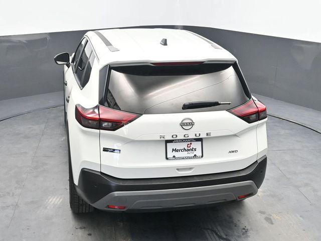 Photo of 2023 Glacier White Nissan Rogue